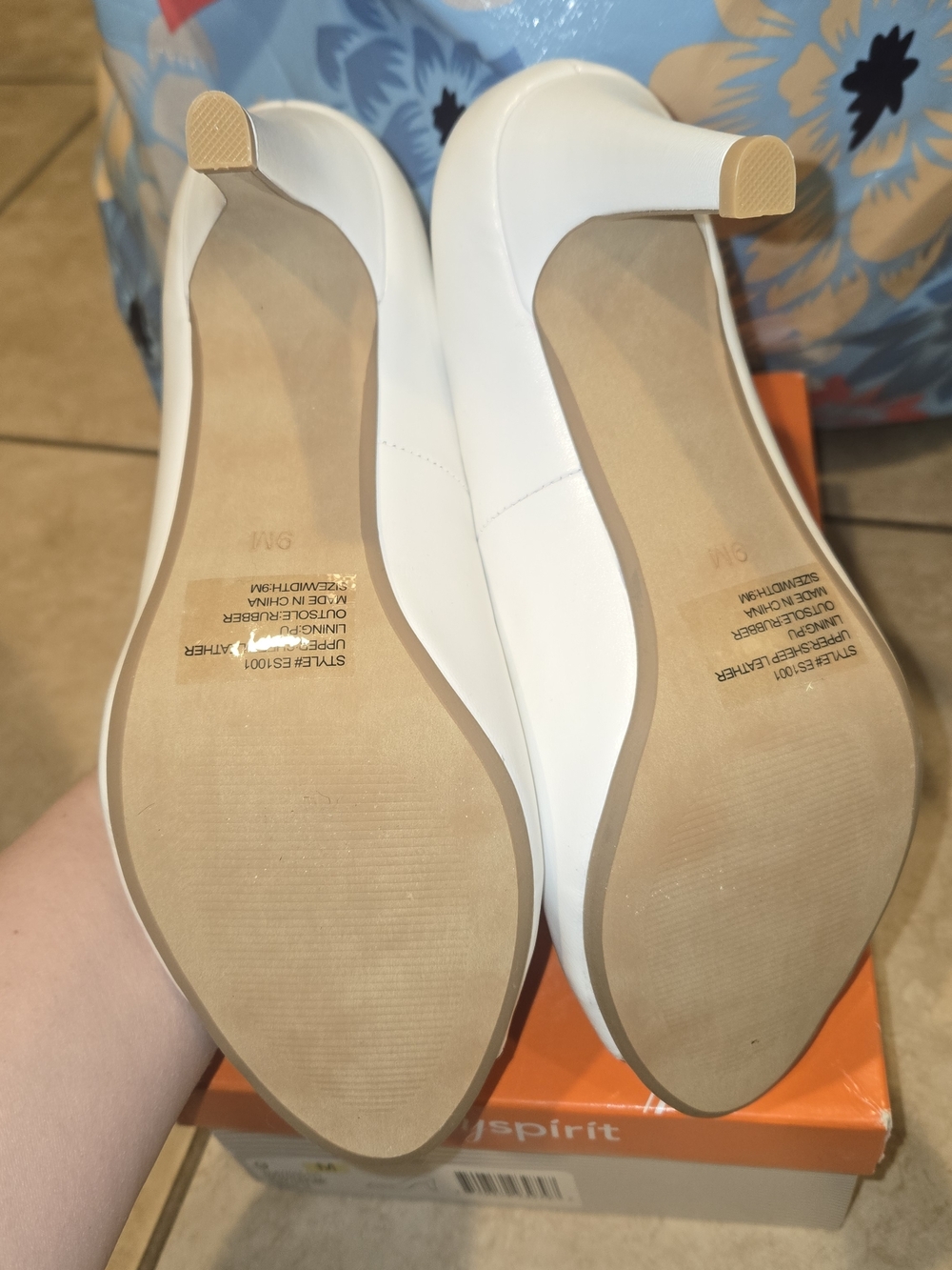 Easy Spirit White Peep-Toe Mid-Heel Pumps - Picture 3 of 4